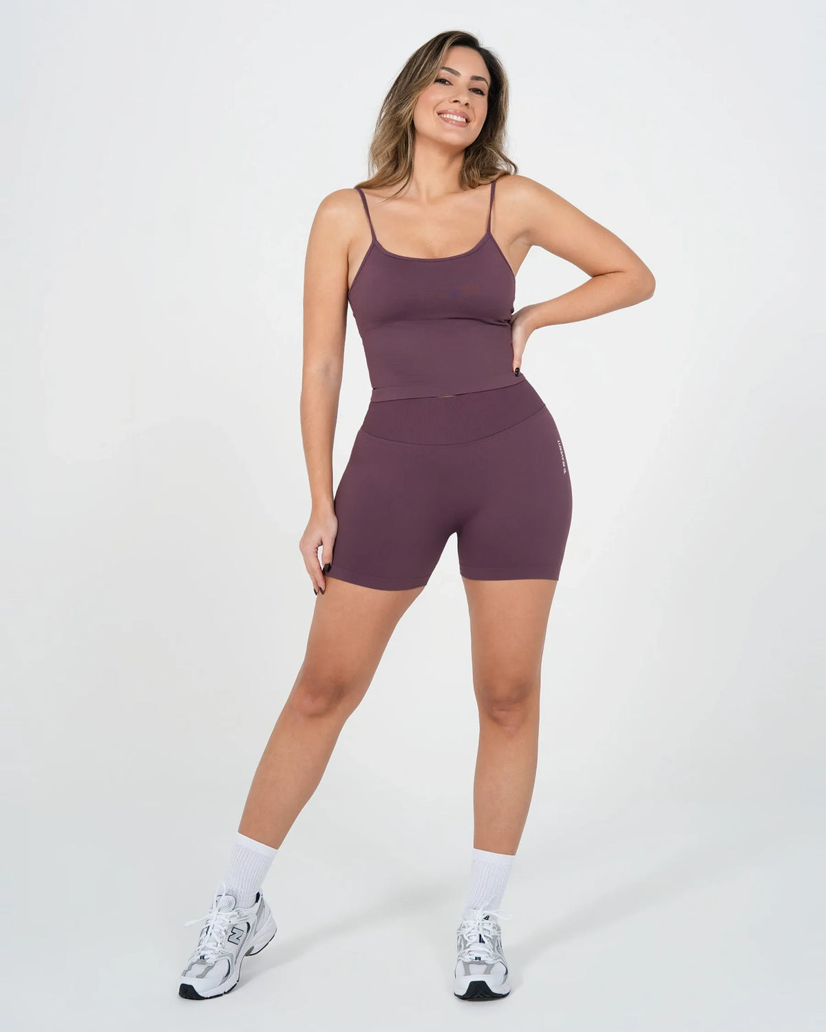 Short ICÔNE violet Reaverfit pour femme, silhouette entière.