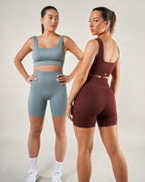 deux femmes sportives portant des habits complet de sport tendance bleue et marron reaverfit - allure athlétique, athleisure offrant confort, souplesse et performance