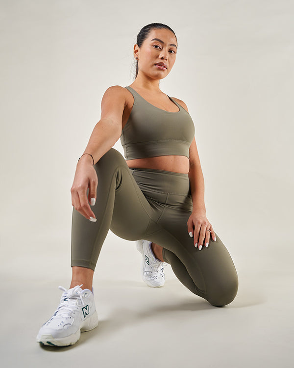 Brassière de sport Mia en kaki, fusion parfaite entre le design moderne athleisure et la fonctionnalité de l'activewear Reaverfit