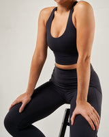 Legging sportif noir pour femmes avec deux poches latérales, associant style et fonctionnalité