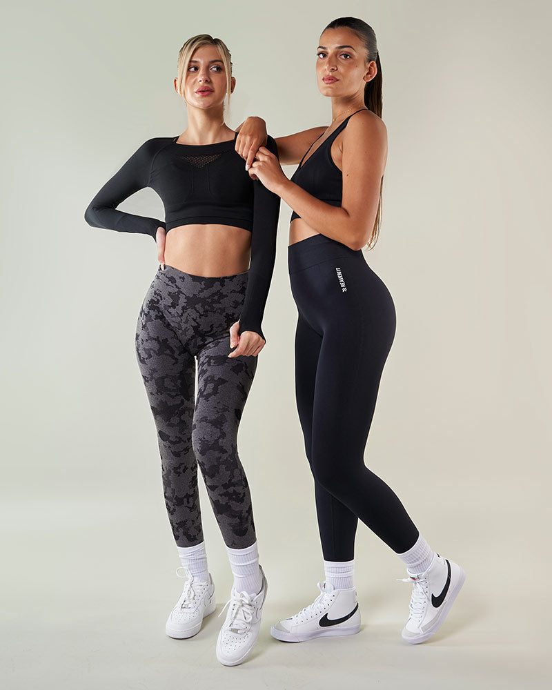 deux femmes en tenue de sport fashion athleisure 2023 avec des leggings tendances camo et noir taille haute et brassiere de sport 