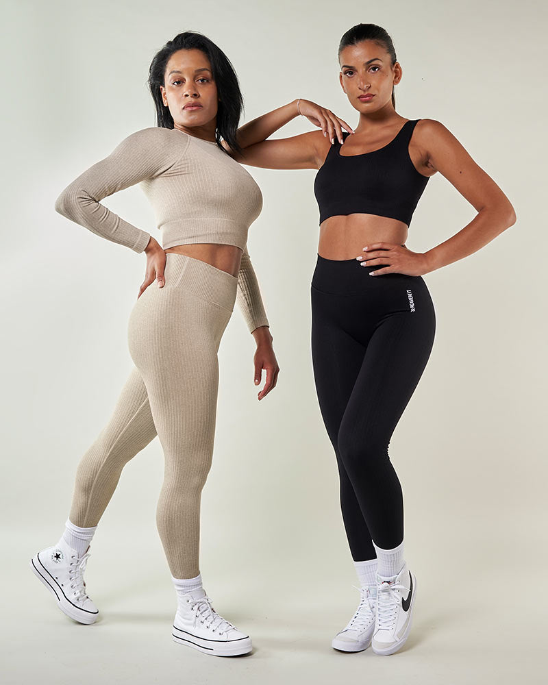 Deux jeunes femmes portant des ensembles complets de sport tendance noir et beige reaverfit - Allure athlétique, athleisure offrant confort, souplesse et performances"
