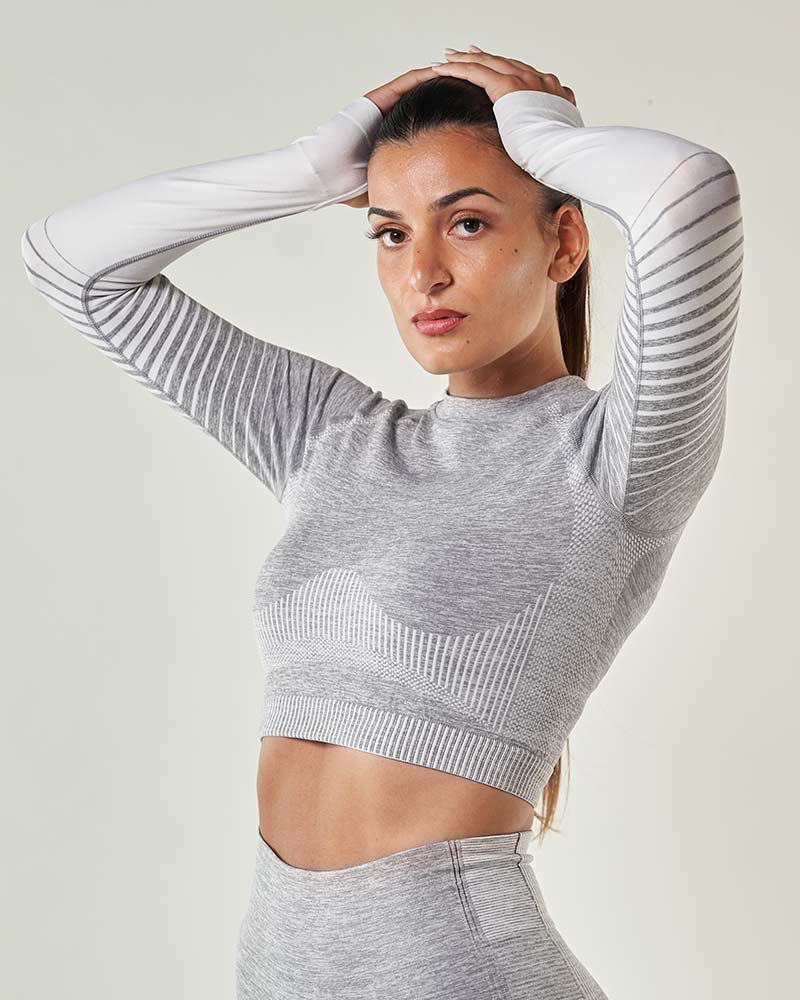 jeune femme fashion tendance portant Crop Top de sport manche longue blanc gris de la marque reaverfit activewear 2023 - Idéal pour le fitness, le yoga, et la musculation