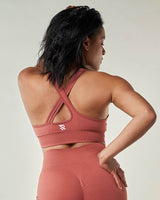 Haut de sport brassiere femme couleur rouge Ambre design croisé au dos pour une touche de style et de soutien fashion 2023