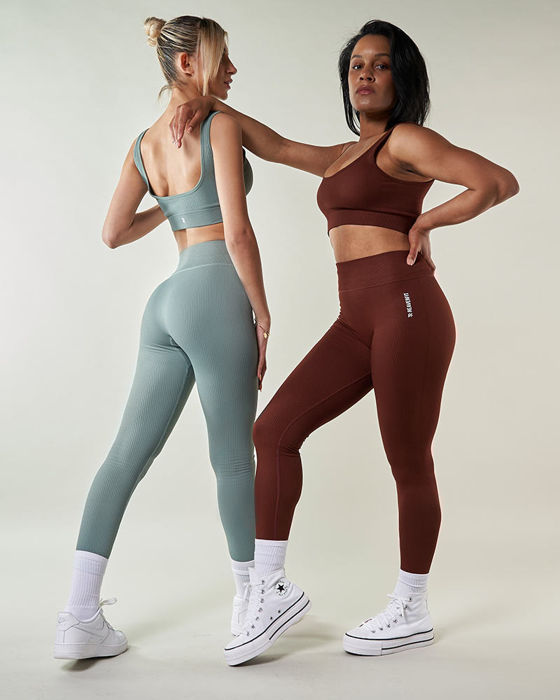 deux jeunes femmes portant des ensemble complet de sport tendance bleue et marron reaverfit - allure athlétique, athleisure offrant confort, souplesse et performance
